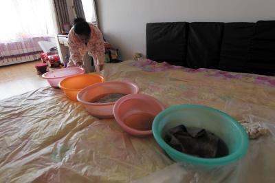 沙河楼上漏水，住户失联，小区没物管，业主维权难！律师来支招……